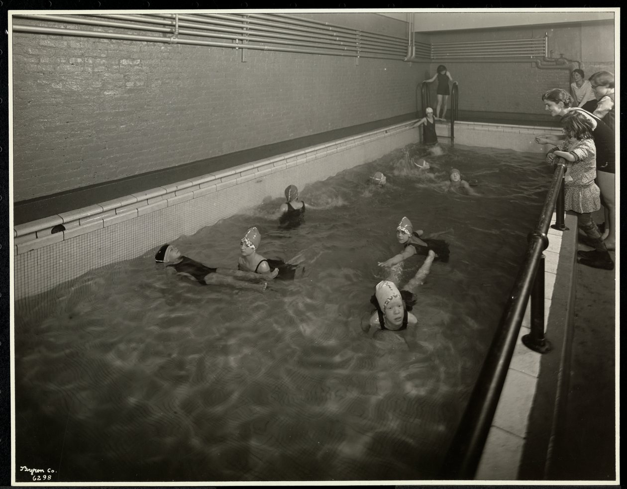 Mädchen schwimmen im New York Association for the Blind, 111 East 59th Street, New York, 1930 von Byron Company