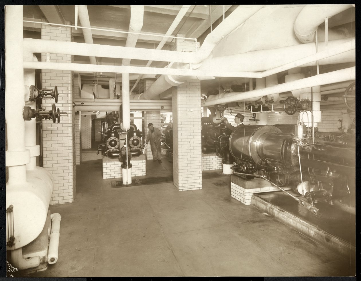 Innenansicht eines Kesselraums im New York City Bridge Dept., 1905 von Byron Company
