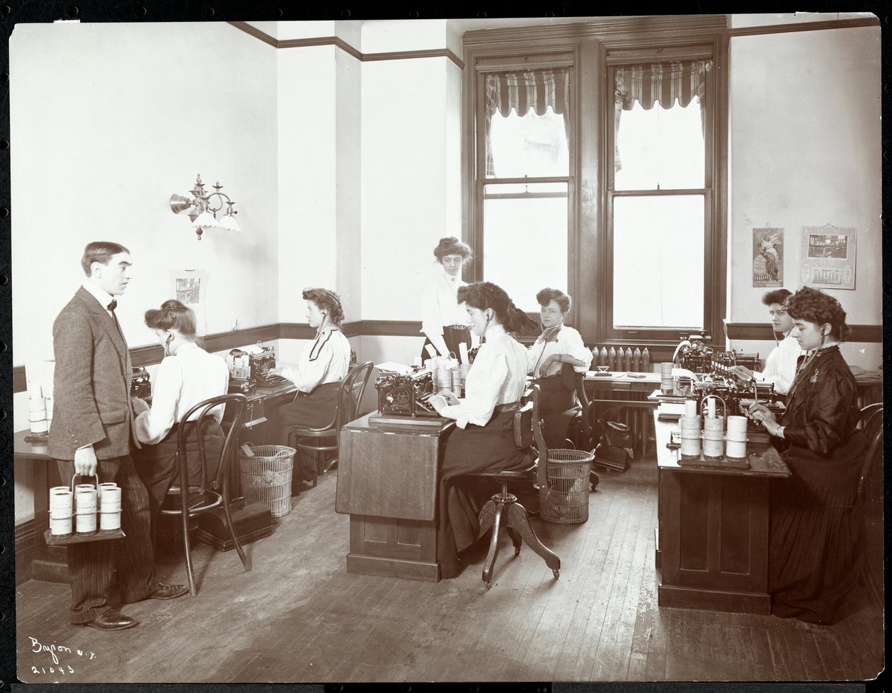 Innenansicht von Frauen an Diktiermaschinen bei der New York Edison Co., 55 Duane Street, New York, 1910 von Byron Company