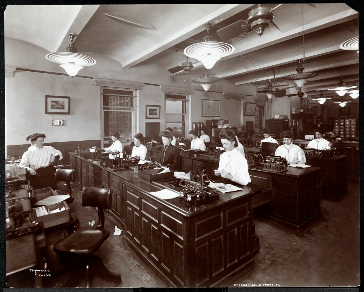 Innenansicht von Frauen an Diktiermaschinen bei der New York Edison Co. in der Duane Street 55, New York, 1905 (Silbergelatineabzug) von Byron Company