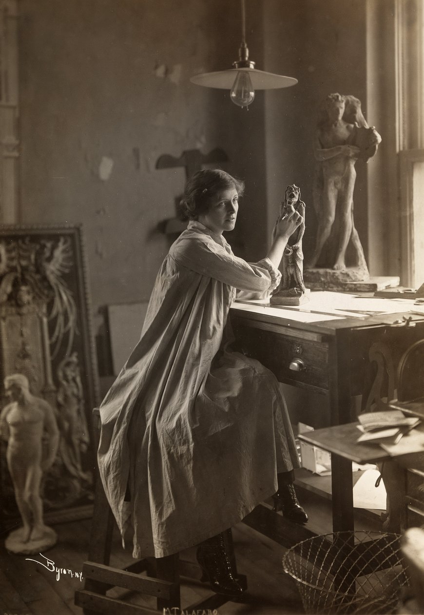 Mabel Taliaferro arbeitet an einer Skulptur in ihrem Atelier, New York, c.1916 (Silbergelatineabzug) von Byron Company