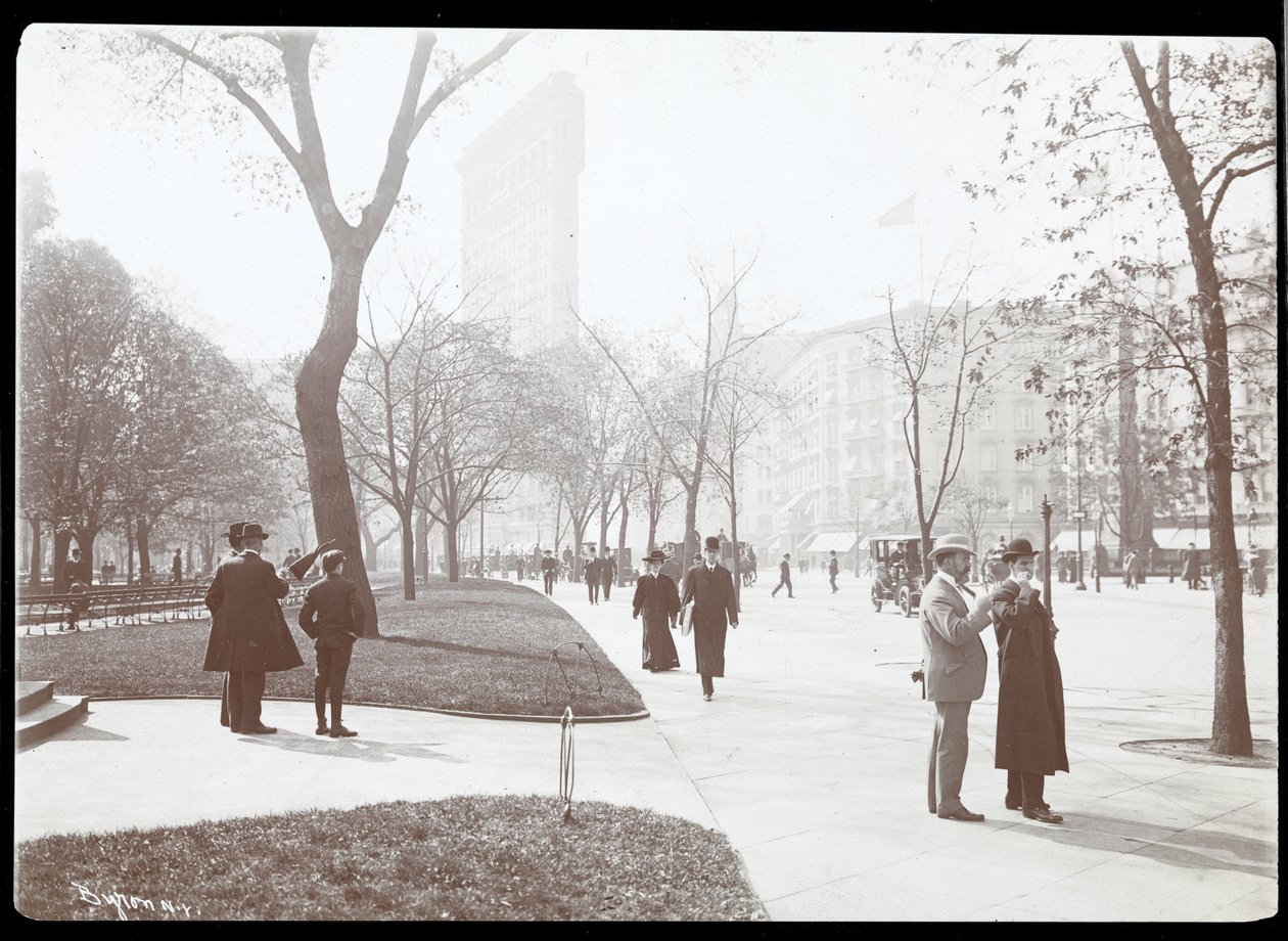 Fußgänger auf dem Bürgersteig am Rand des Madison Square Parks, New York, ca. 1893 von Byron Company