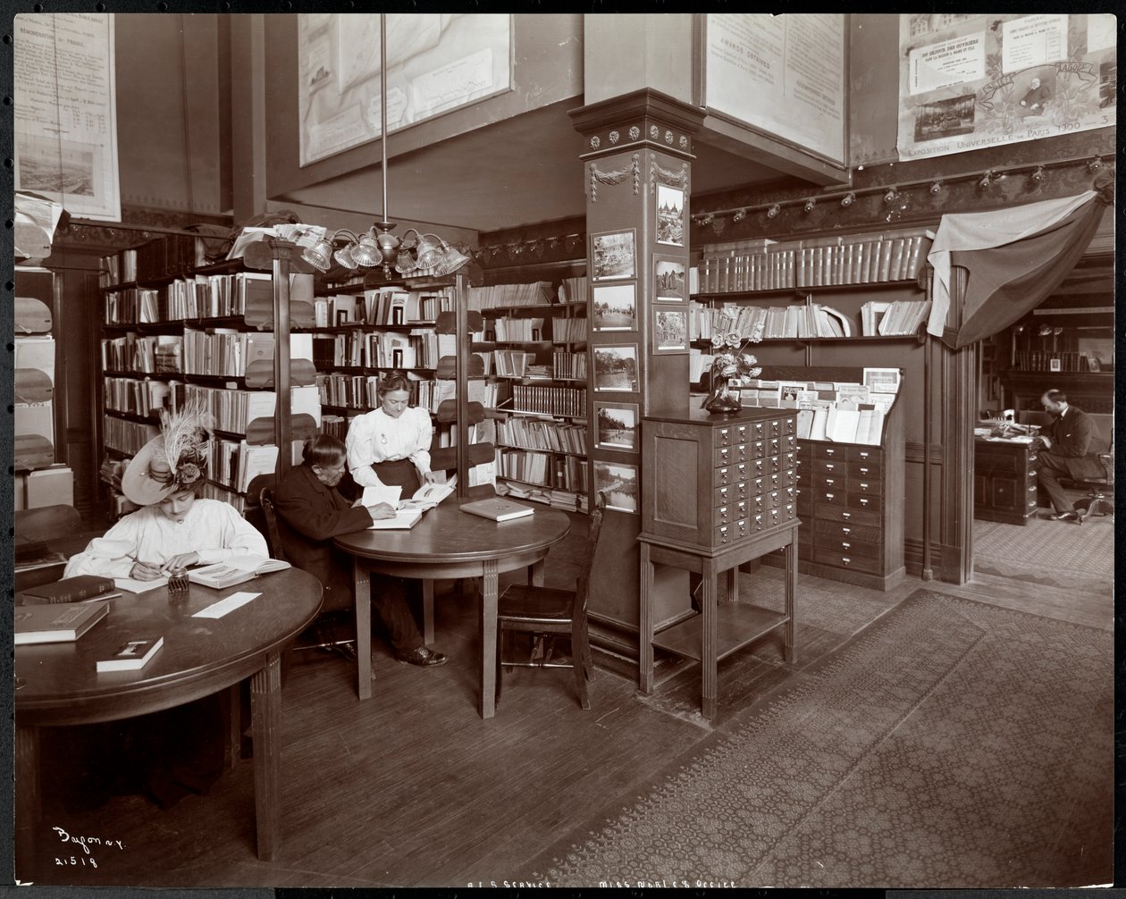 Menschen in der Bibliothek (möglicherweise das Büro von Miss Noble) am American Institute of Social Service, New York, 1906 (Silbergelatineabzug) von Byron Company