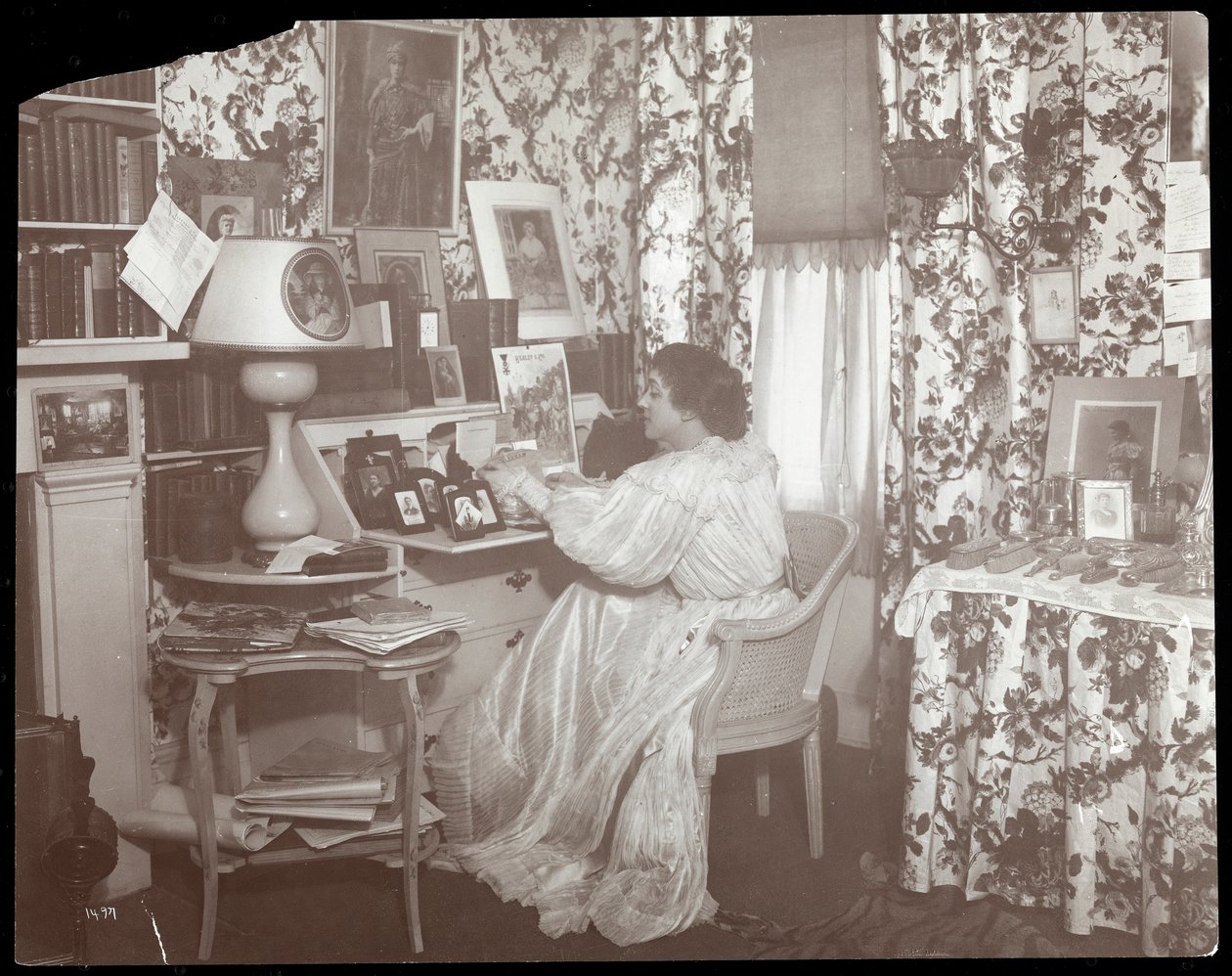 Porträt von Elsie de Wolfe in ihrer Residenz, 122 East 17th Street, New York, 1895 oder 1896 von Byron Company
