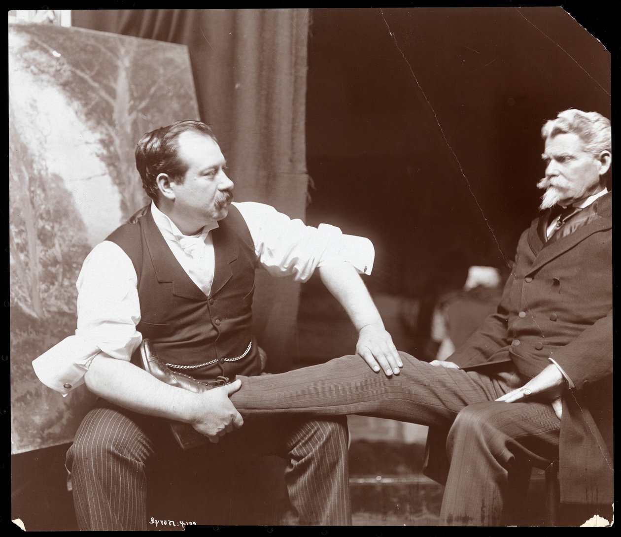Professor Atkinson, ein englischer Knochenheiler, mit einem männlichen Patienten, 1898 von Byron Company