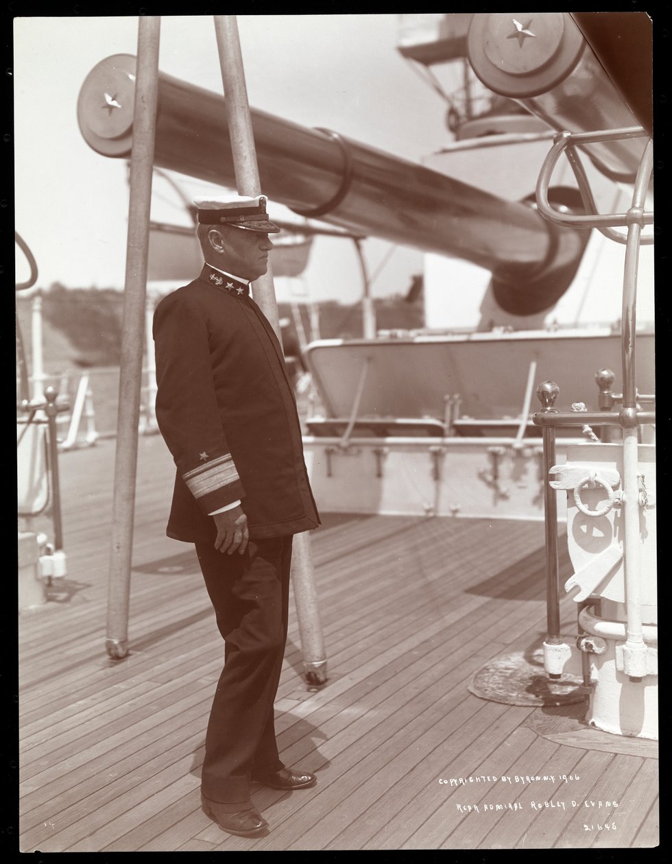 Konteradmiral Robley Dunglison Evans auf dem Deck der U.S.S. Maine, 1906 von Byron Company