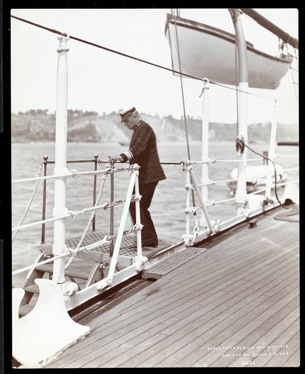 Konteradmiral Robley Dunglison Evans auf dem Deck der U.S.S. Maine, 1906 von Byron Company