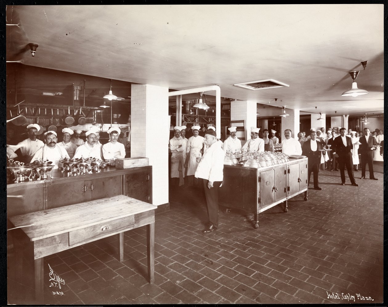 Personal in der Küche des Copley Plaza Hotels, Boston, 1912 oder 1913 von Byron Company