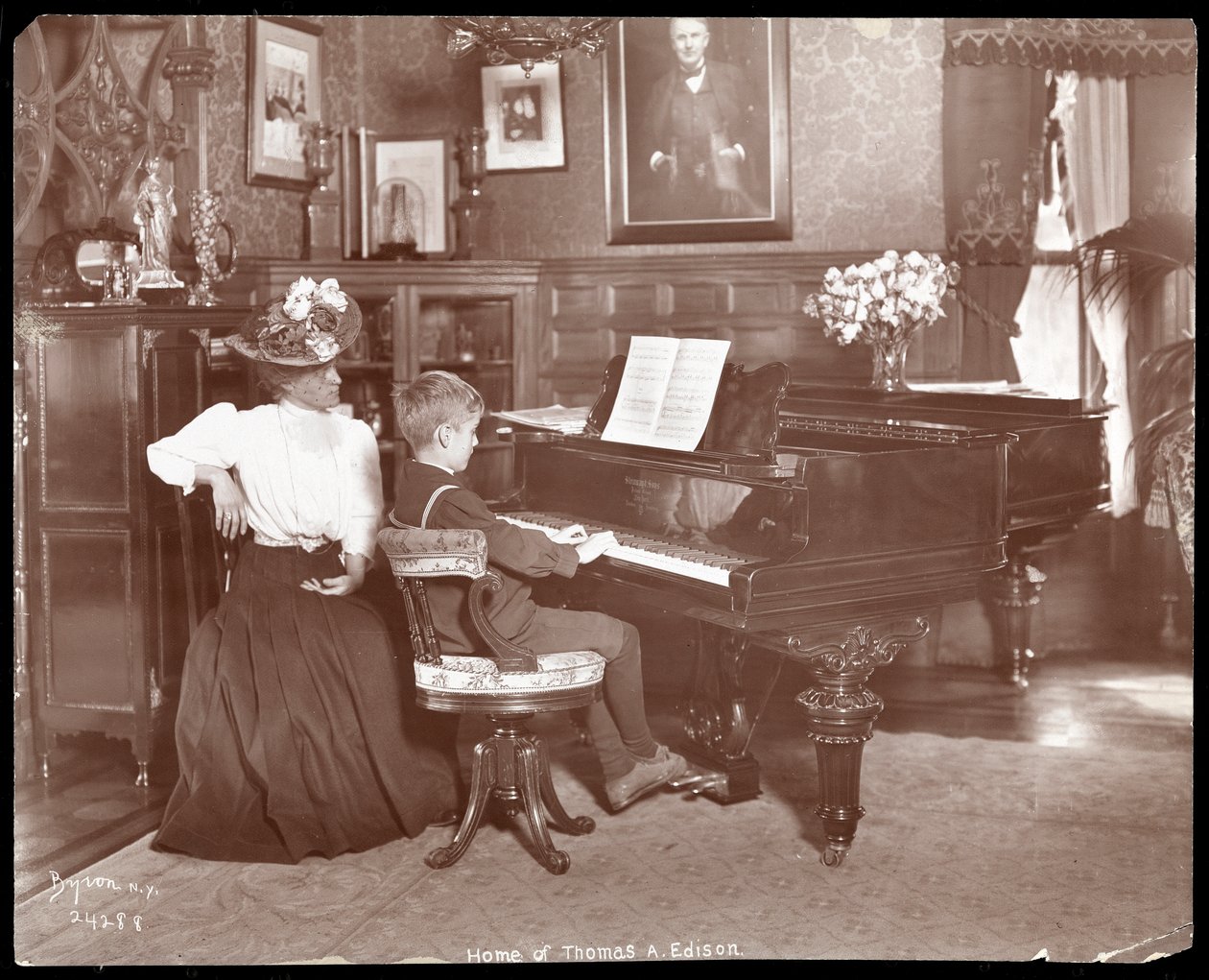 Theodore Edison und sein Musiklehrer am Klavier, 1907 von Byron Company