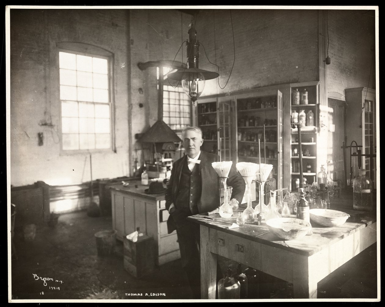 Thomas Edison in seinem Labor, 1920 von Byron Company