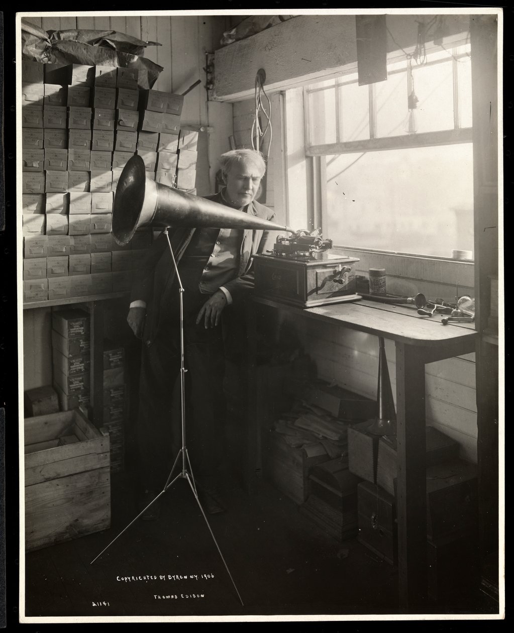 Thomas Edison neben einem Phonographen in seinem Labor, 1920 (Silbergelatineabzug) von Byron Company