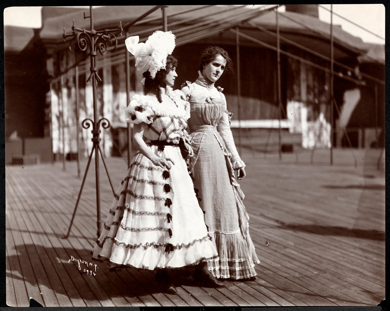 Zwei Schauspielerinnen in Kostümen proben auf dem Dach des wahrscheinlich New York Theatre, New York, 1900 (Silbergelatineabzug) von Byron Company