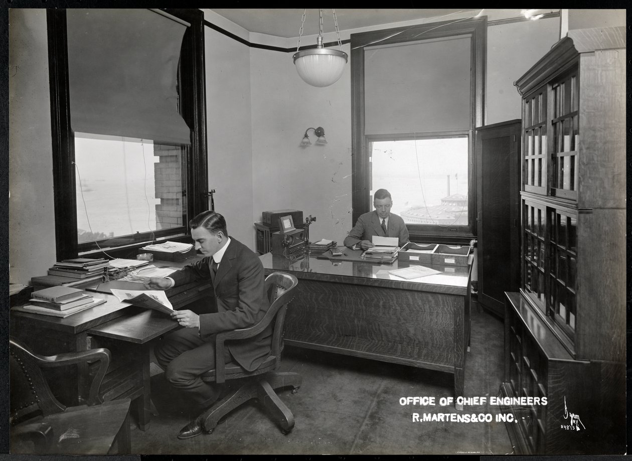 Zwei Männer im Büro der Chefingenieure von R. Martens und Co. Inc, New York, 1916 oder 1917 von Byron Company