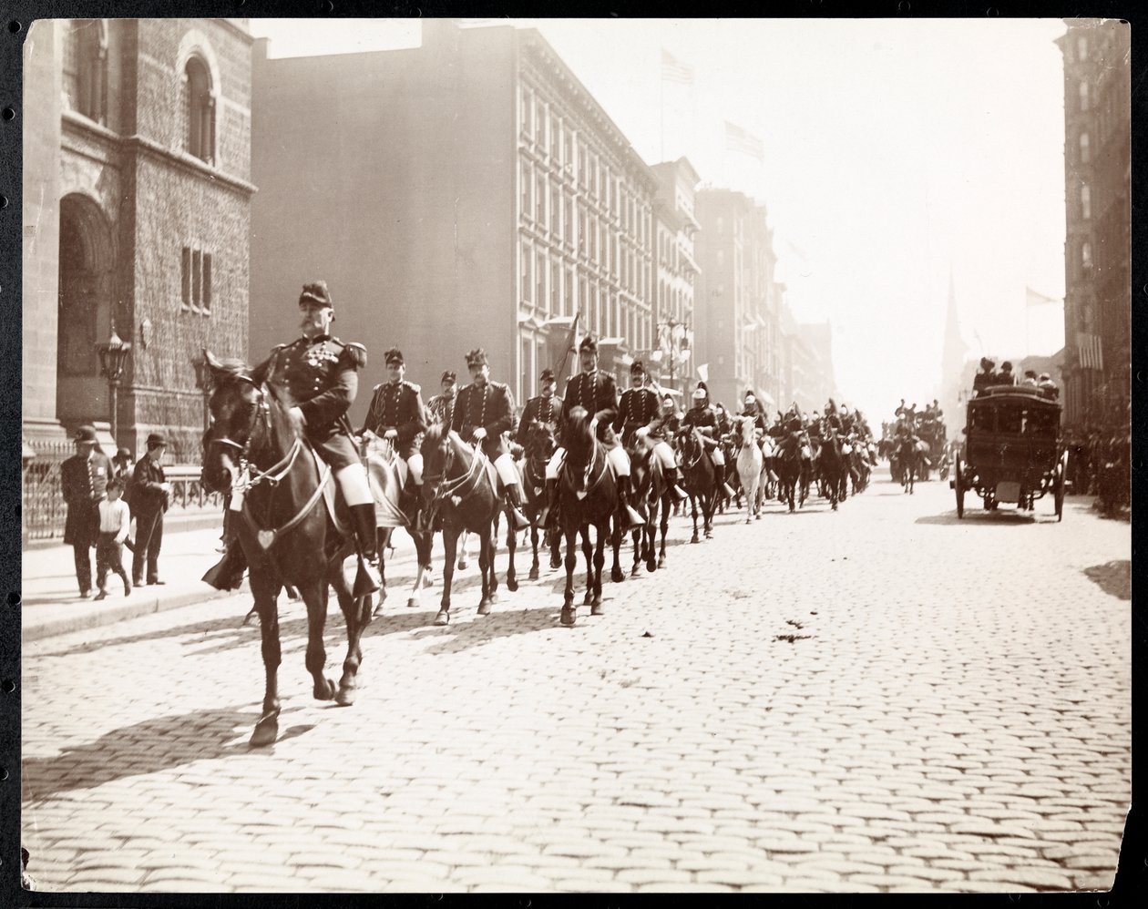 Ansicht von General McAlpin und John Jacob Astor, die eine Reiterparade des Gouverneursstabs auf der 5th Avenue, New York, 1909 anführen von Byron Company