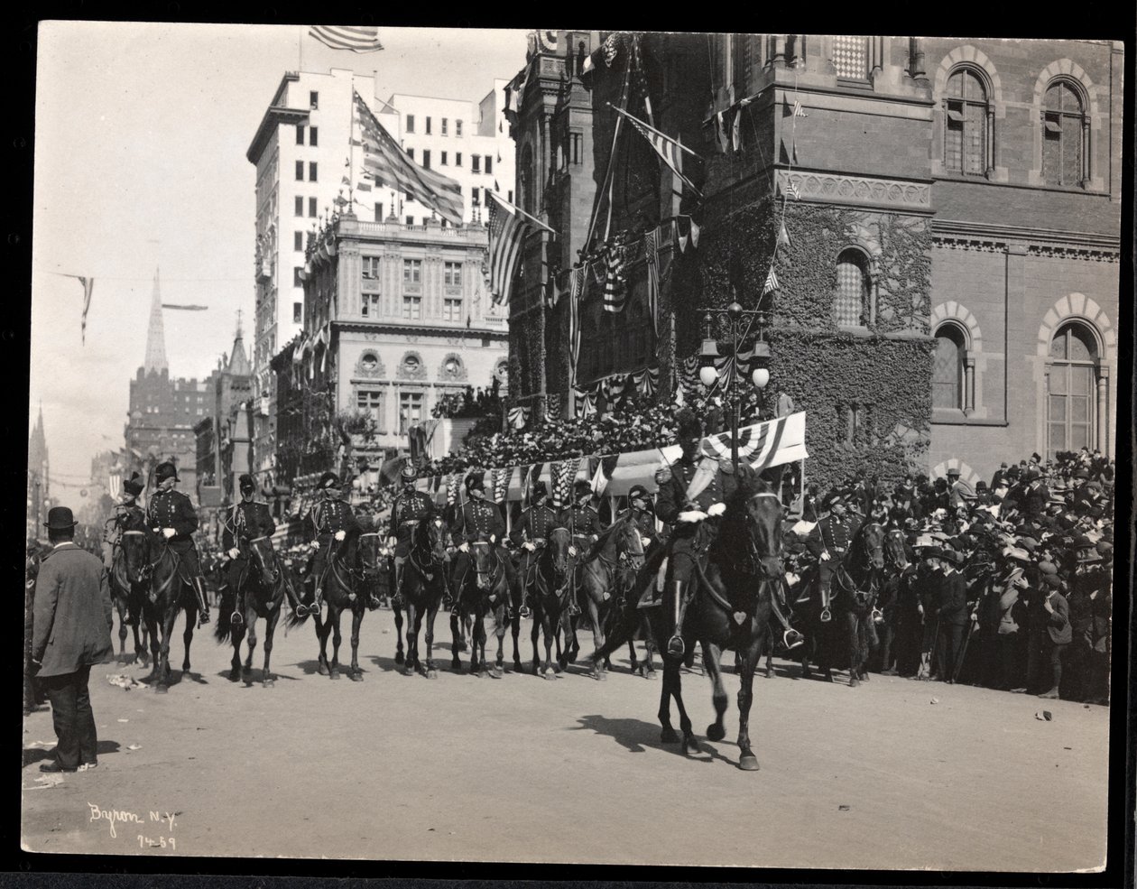 Ansicht von General Roe und dem Stab des Gouverneurs zu Pferd in der Dewey Parade auf der Fifth Avenue, New York, 1938 von Byron Company