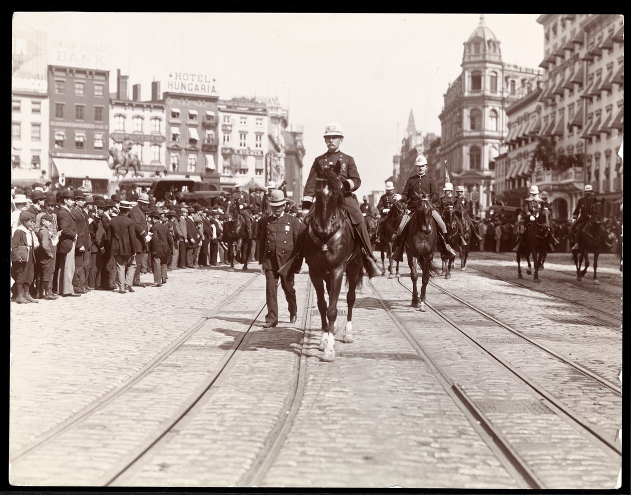 Ansicht einer New Yorker Polizeiparade am Union Square, New York, 1898 von Byron Company
