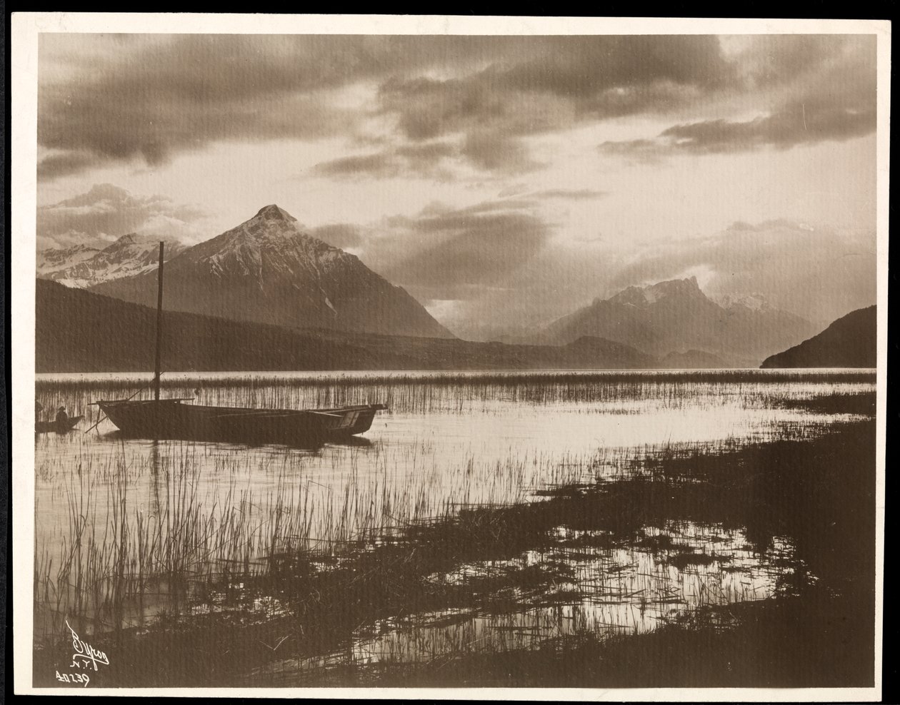 Ansicht eines Sees und eines Bootes während des Baus des Panamakanals, 1912 oder 1913 von Byron Company