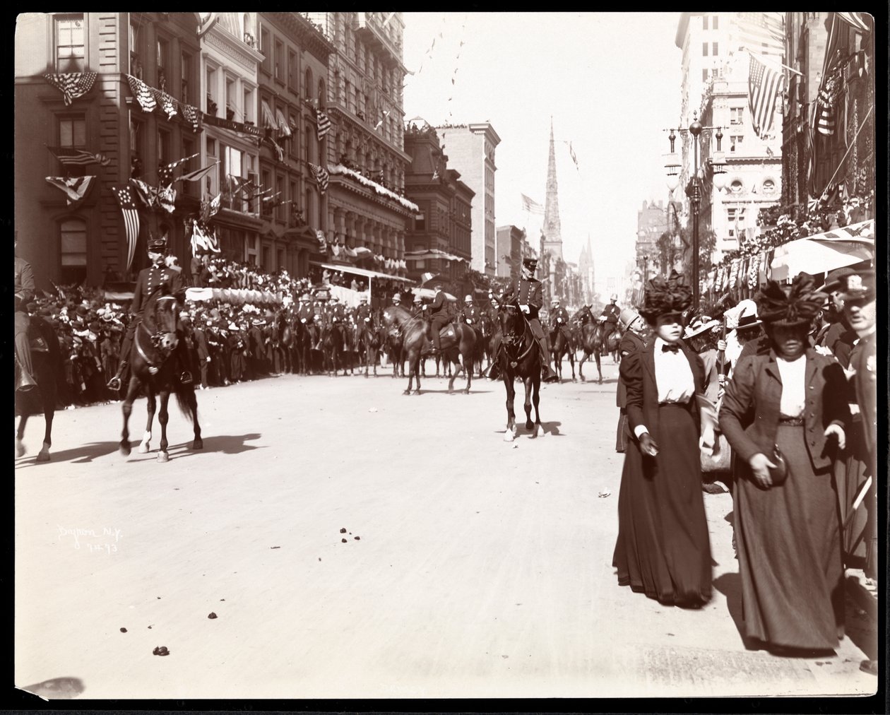 Ansicht einer berittenen Militärgruppe in der Dewey Parade auf der Fifth Avenue, New York, 1899 von Byron Company