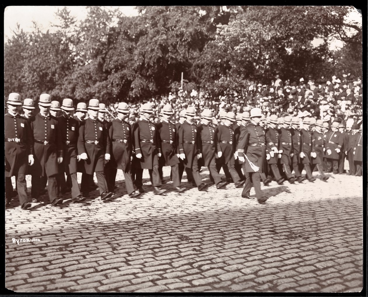 Ansicht der marschierenden Polizei bei einer Parade der New Yorker Polizei, New York, 1898 von Byron Company