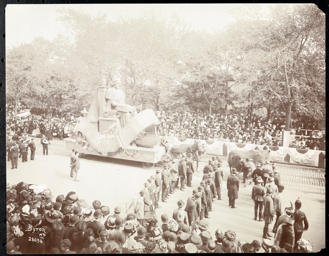 Ansicht der Menge und eines pferdegezogenen Wagens bei der Parade der Hudson Fulton Celebration, New York, September 1909 von Byron Company