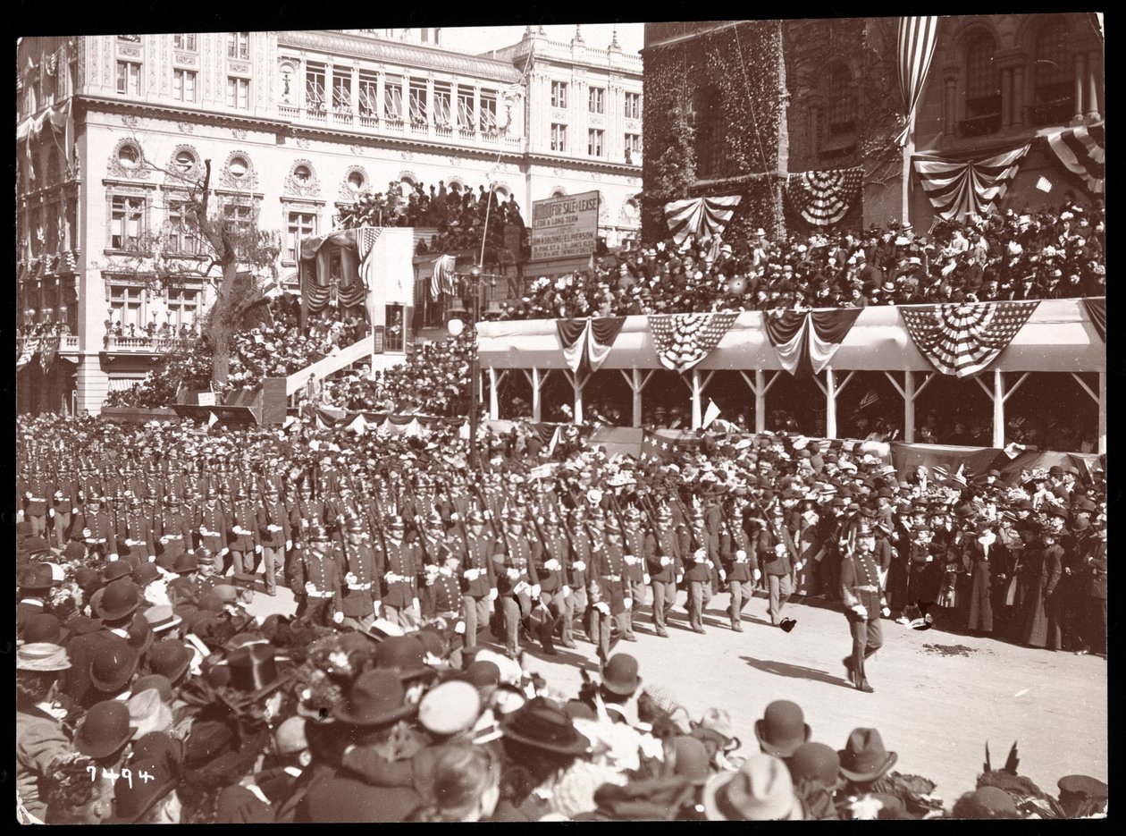 Ansicht der Menge und einer marschierenden Militärgruppe in der Dewey-Parade auf der Fifth Avenue, New York, 1899 von Byron Company