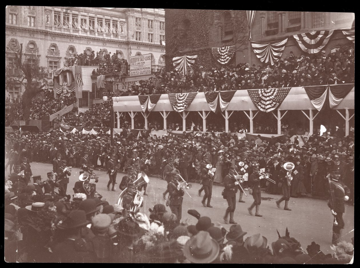Ansicht der Menge und einer marschierenden Militärgruppe in der Dewey-Parade auf der Fifth Avenue, New York, 1899 von Byron Company
