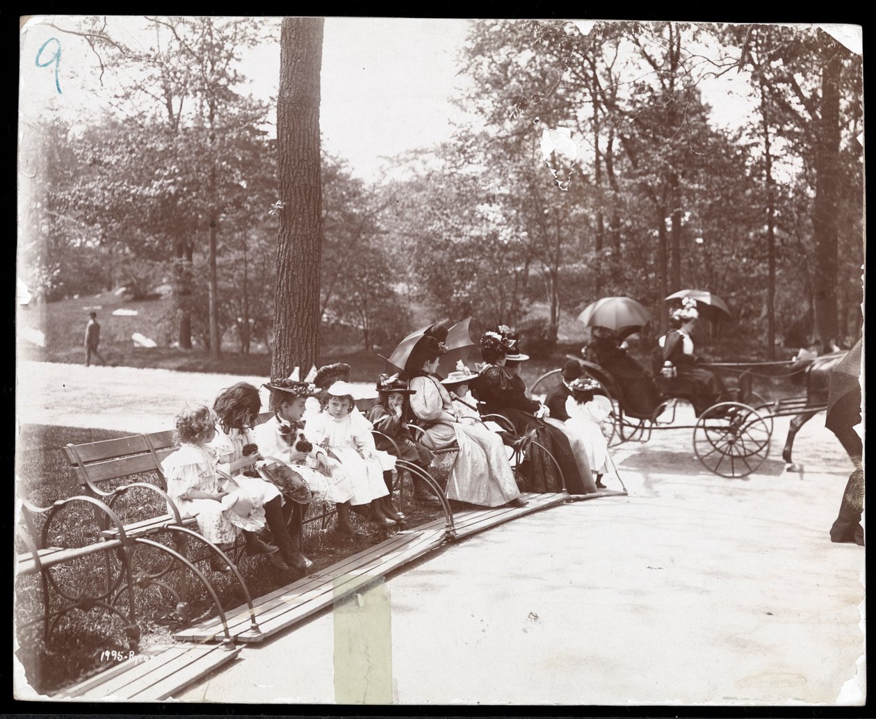 Ansicht von Frauen und Kindern, die auf Bänken im Central Park, New York, 1898 sitzen von Byron Company