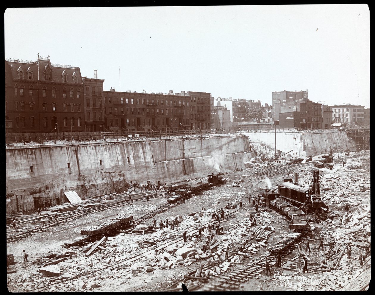 Ansicht der Arbeiter in der riesigen Ausgrabung für den Pennsylvania-Bahnhof, New York von Byron Company