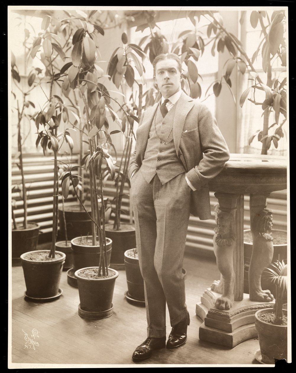 William Faversham in seinem Wintergarten, ca. 1914 von Byron Company