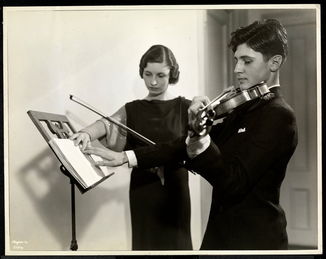 Frau, die einem blinden jungen Mann das Geigenspiel beibringt, bei der New York Association for the Blind, 111 East 59th Street, New York, 1936 von Byron Company