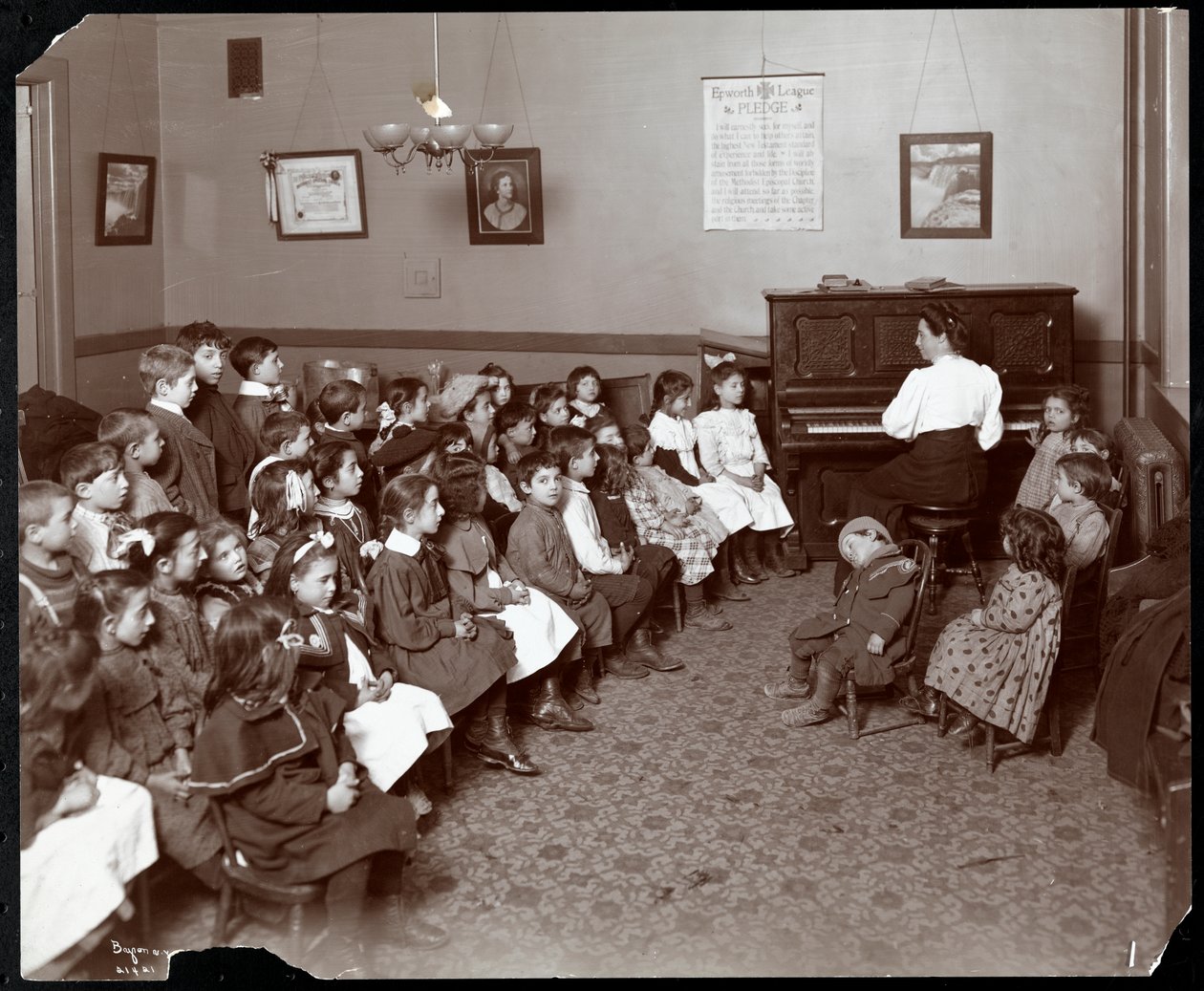 Frauen und Kinder in einem Raum mit Blumen bei der National Fruit und Flower Guild, 247 Spring Street, New York, 1906 von Byron Company