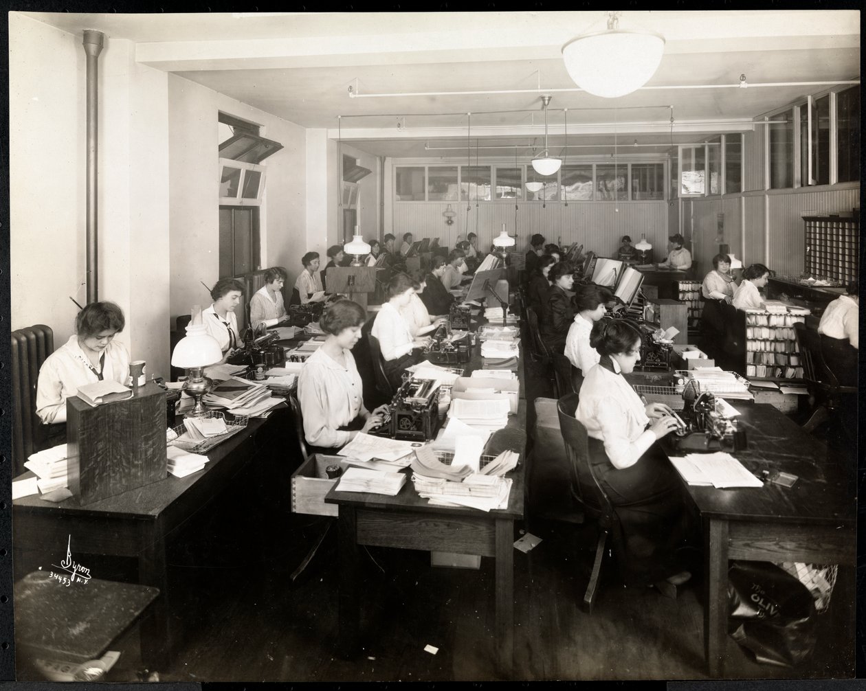 Frauen tippen in einem Büro der Mantle Co. of America, New York, 1915 oder 1916 von Byron Company