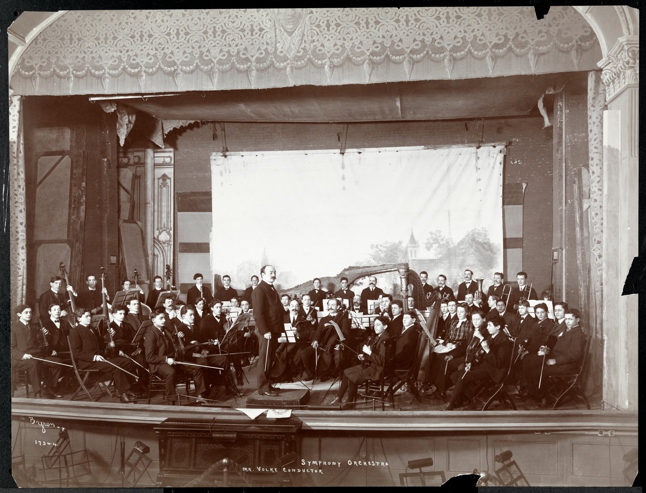 Symphonieorchester junger Männer auf der Bühne, New York, ca. 1901 von Byron Company