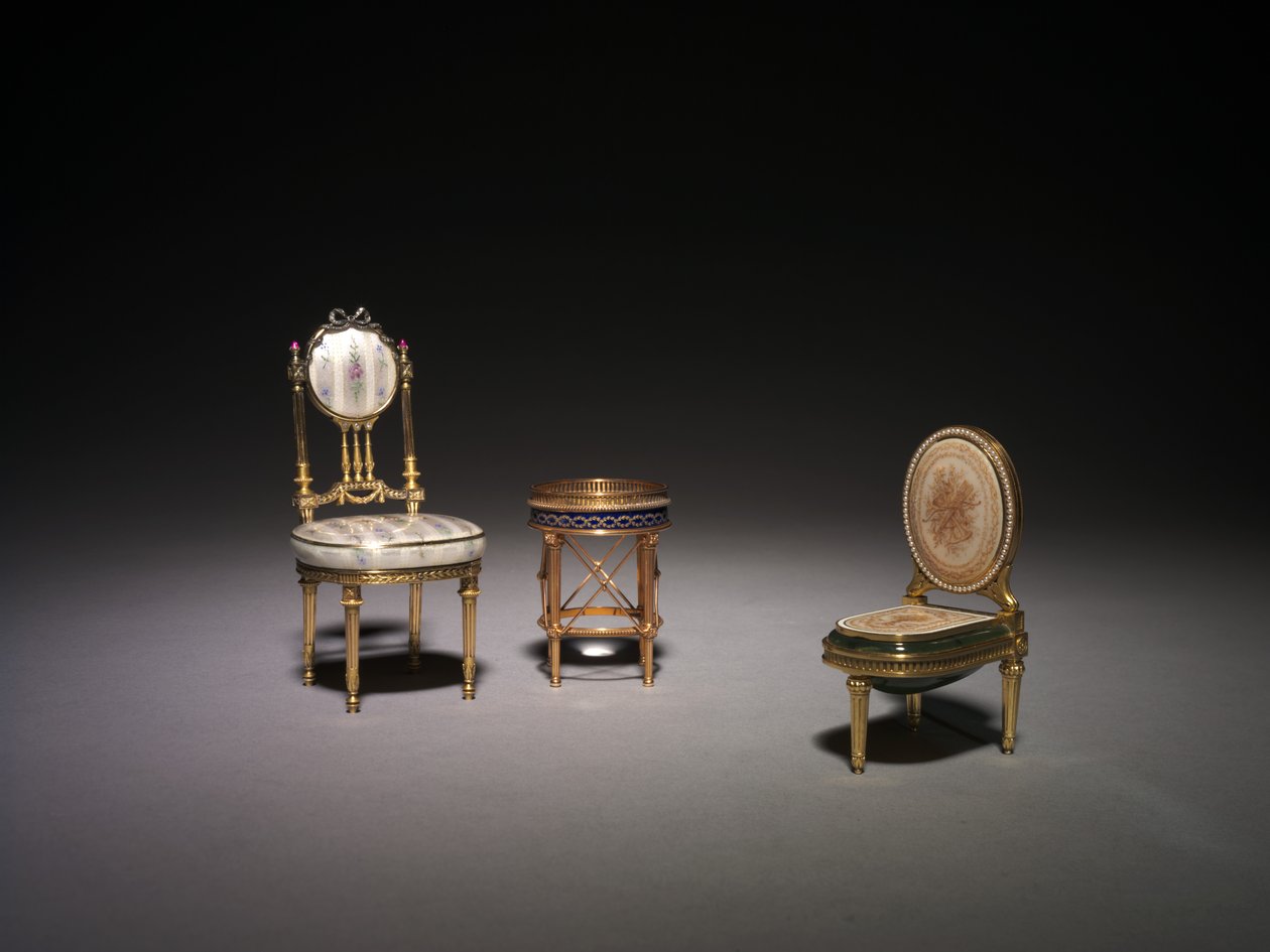 Miniaturstuhl, Kompass und Miniaturbidet von Carl Fabergé