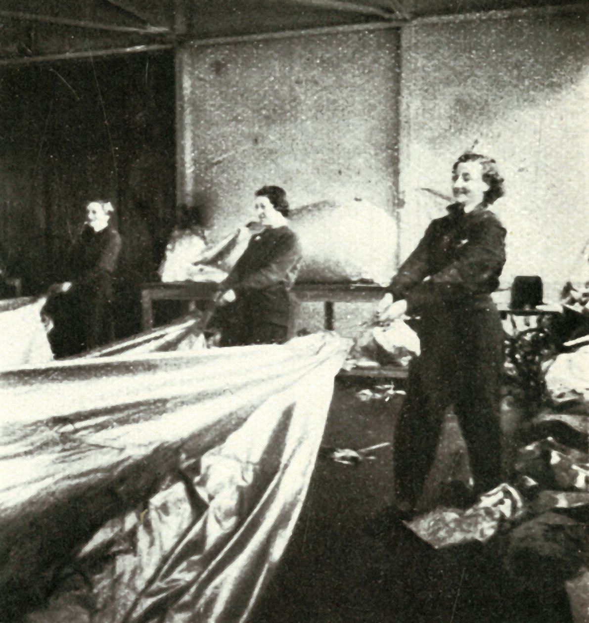 Reparatur von Sperrballons von Cecil Beaton