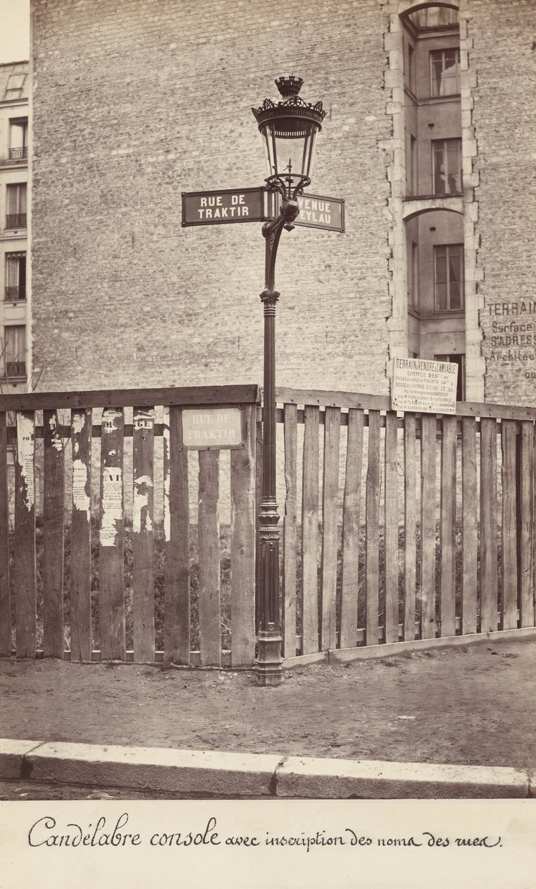 Kandelaber-Konsole mit Straßennameninschrift von Charles Marville
