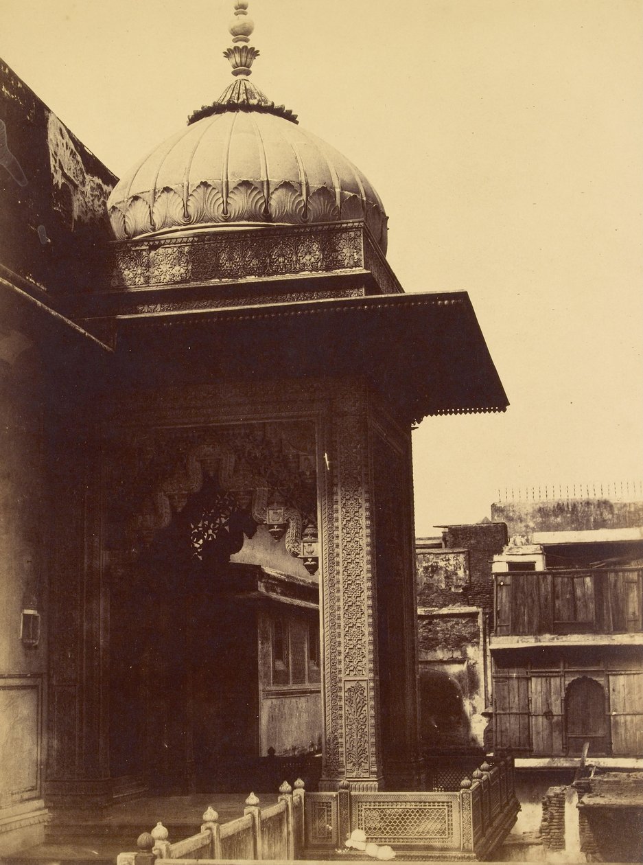 Unbekanntes Gebäude mit Balkon, Delhi von Charles Moravia