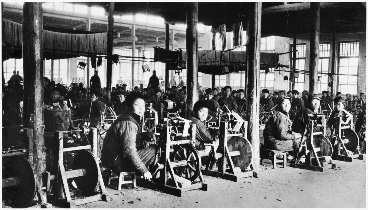 Fabrik betrieben von Chinesen in der Nähe von Chihsien, ca. 1930 von Chinese Photographer