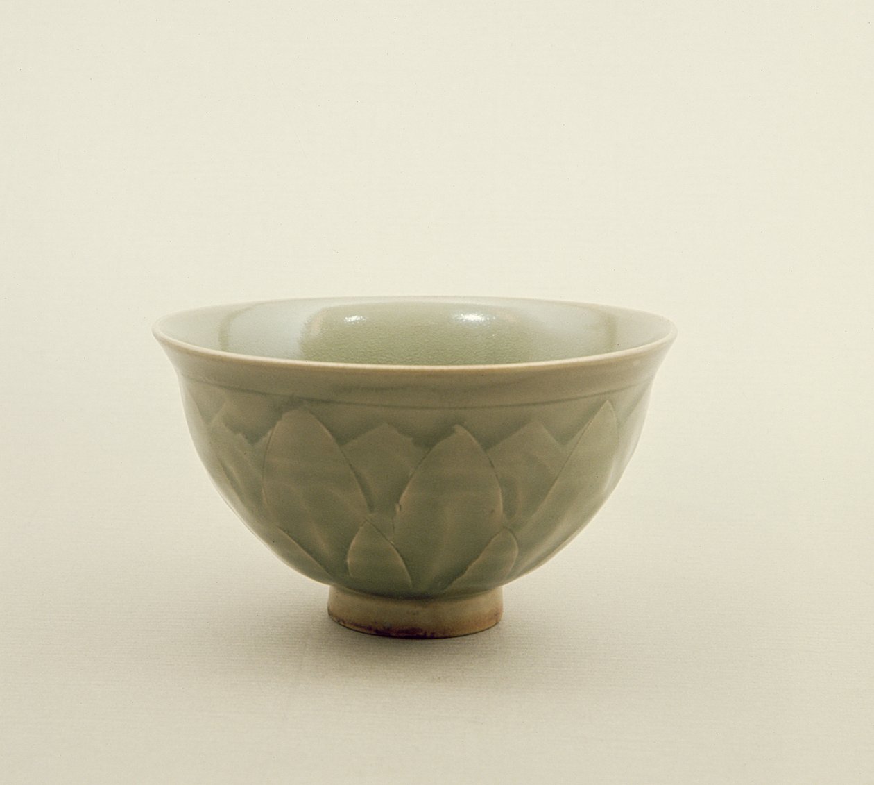 Nördliche Celadon-Schale, verziert mit Lotusblüten-Design, Sung-Dynastie (960-1280) von Chinese School
