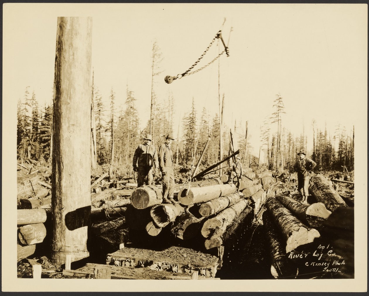 Holzfällerszene von Darius Kinsey
