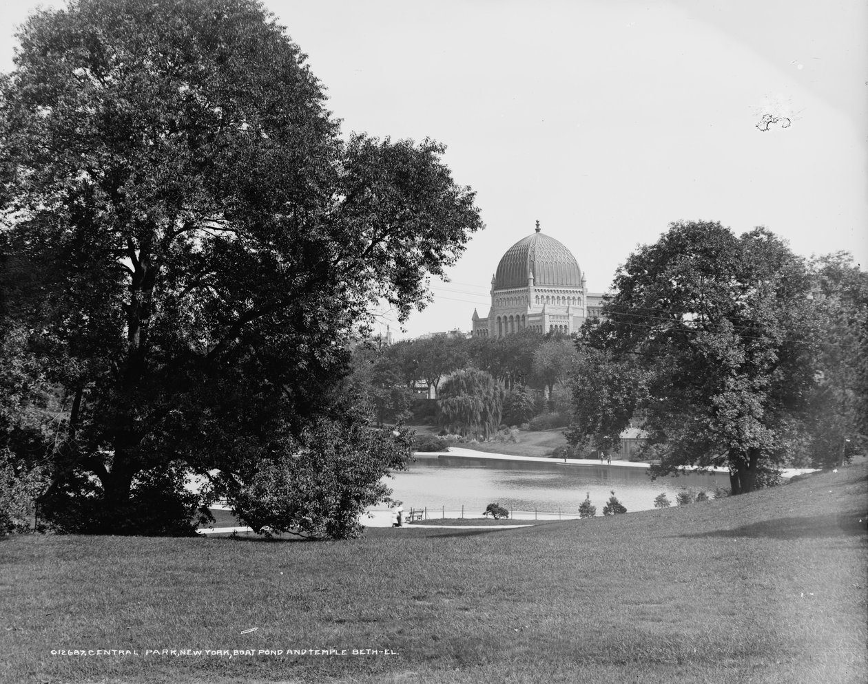Central Park, New York, Bootsteich und Tempel Beth-El, ca. 1900 von Detroit Publishing Co.