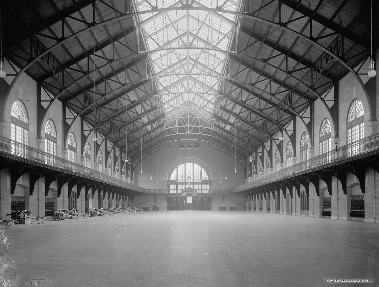 Innenansicht der Waffenkammer, U.S. Naval Academy, Annapolis, Maryland, ca. 1900-06 von Detroit Publishing Co.