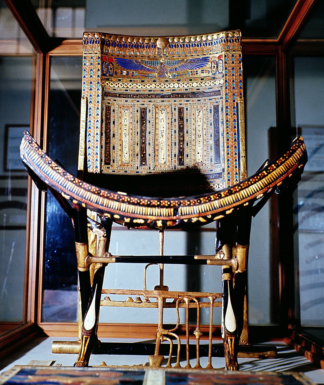 Kirchlicher Stuhl, aus dem Grab von Tutanchamun (ca. 1370-52 v. Chr.) im Tal der Könige in Theben, Neues Reich (eingelegtes Ebenholz) von Egyptian 18th Dynasty