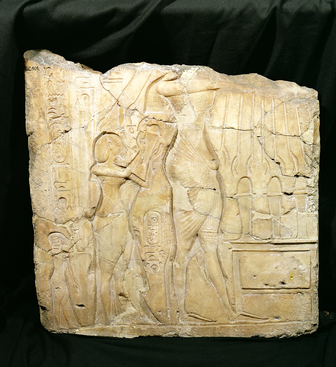 Relieffragment, das Echnaton, gefolgt von Nofretete und Meritaten vor einem Opfertisch darstellt, Neues Reich von Egyptian 18th Dynasty