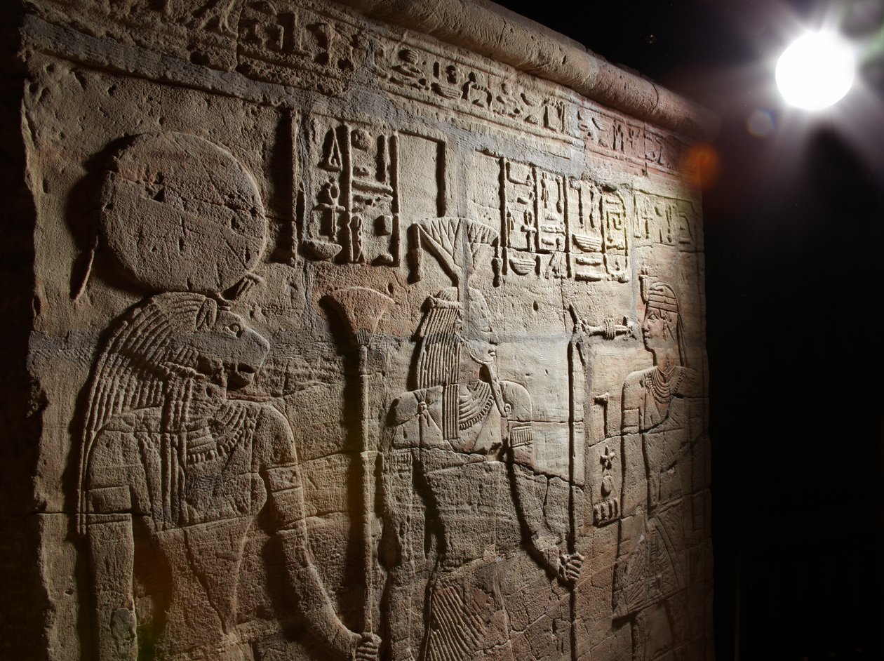 Relief auf einem Schrein, errichtet von Pharao Taharqa im Hof des Tempels von Amun in Kawa, Nubien, 25. Dynastie, Spätzeit, 690-64 v. Chr. (Detail) von Egyptian 25th Dynasty