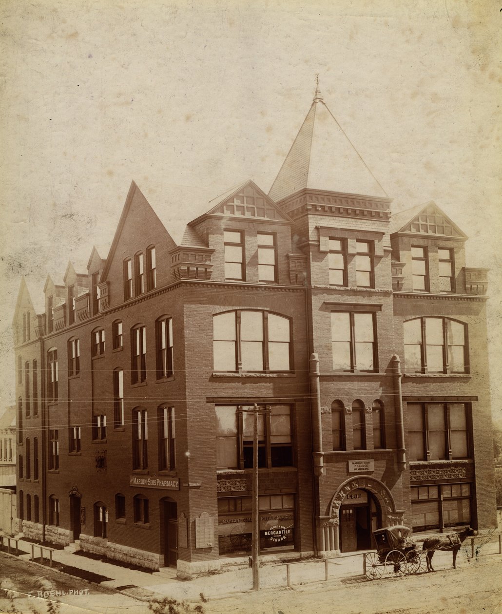 Marion Sims Medical College, South Grand Avenue und Caroline Street von Emil Boehl