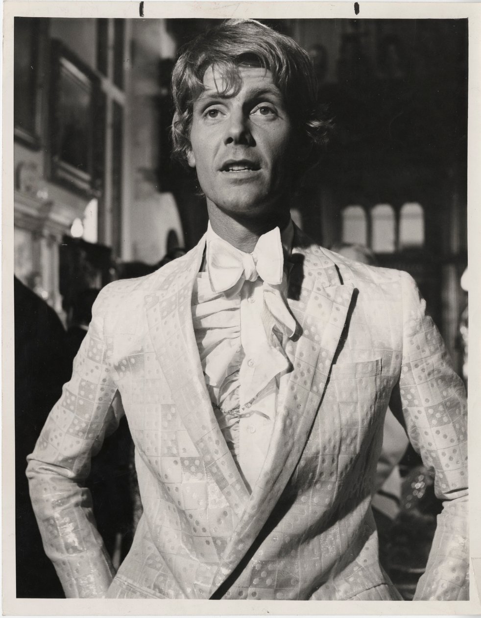 Schauspieler James Fox trägt eine Jacke von Mr Fish, 1968 von English Photographer