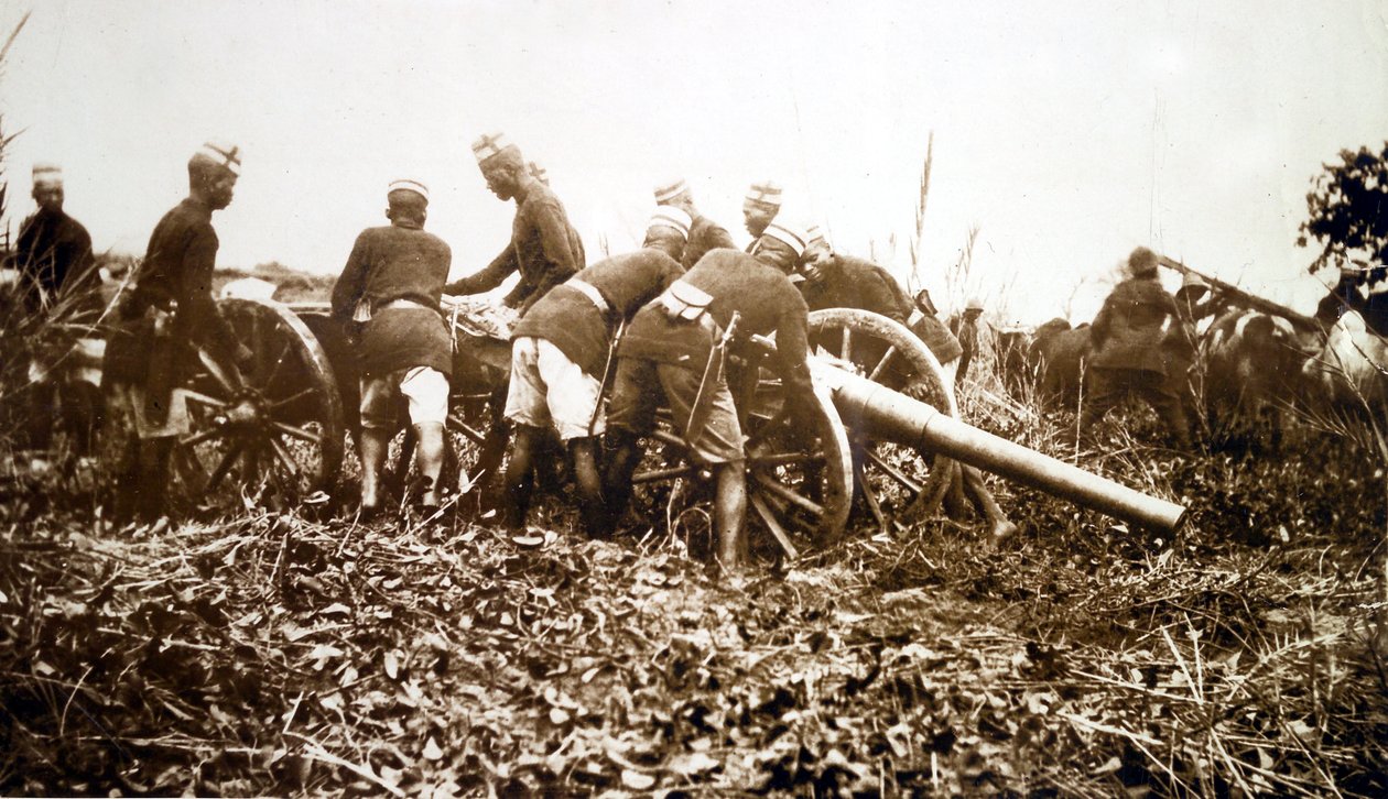 Askaris bringen Feldkanone in Position, Ostafrikafeldzug von English Photographer