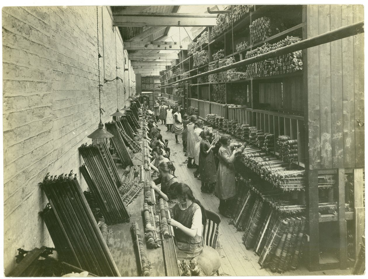 Axminster-Fädeln, Teppichfabrik, 1923 von English Photographer