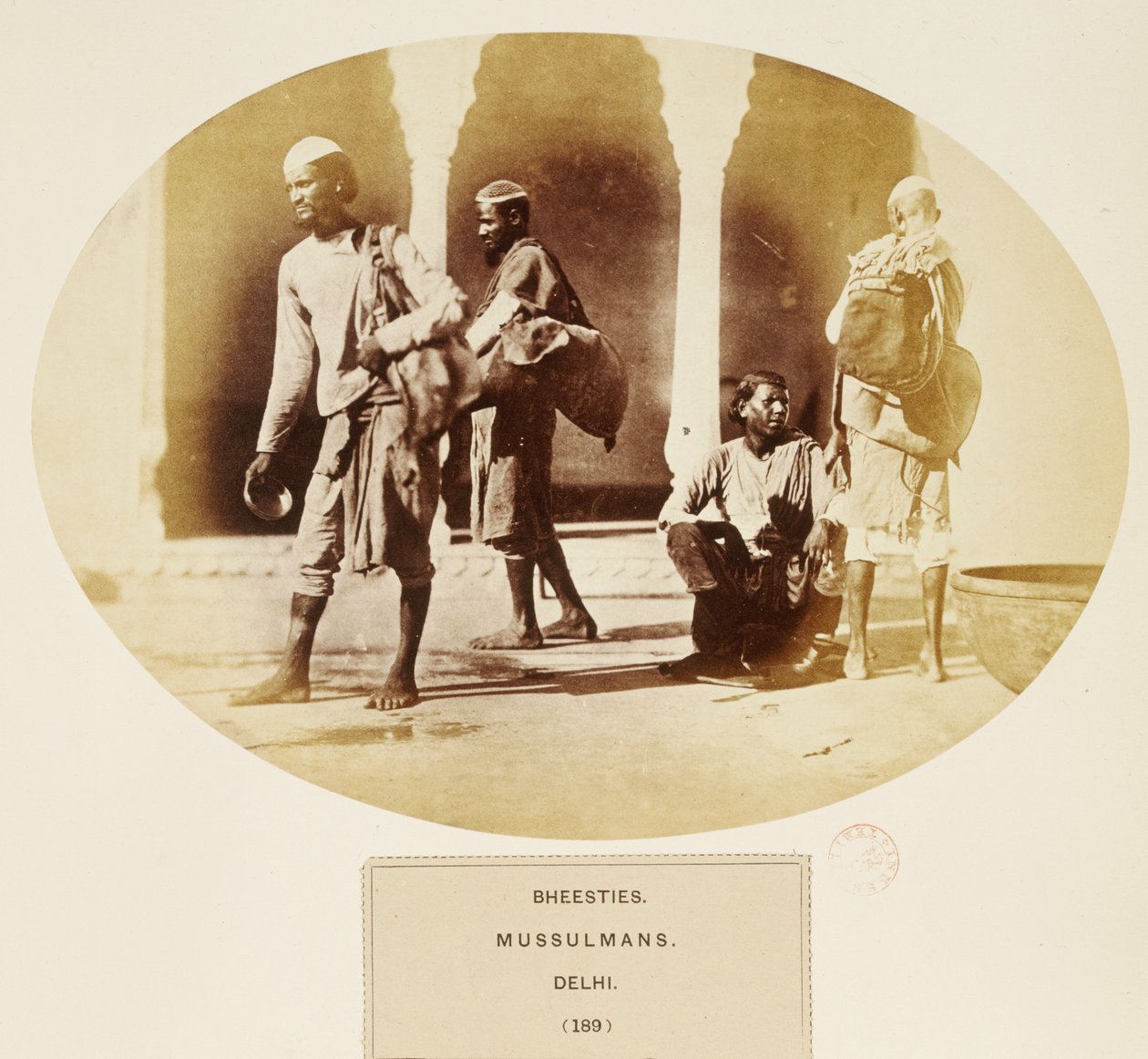 Bheesties, Mussulmanen, Delhi, aus The People of India, von J. Forbes Watson, veröffentlicht 1868 von English Photographer